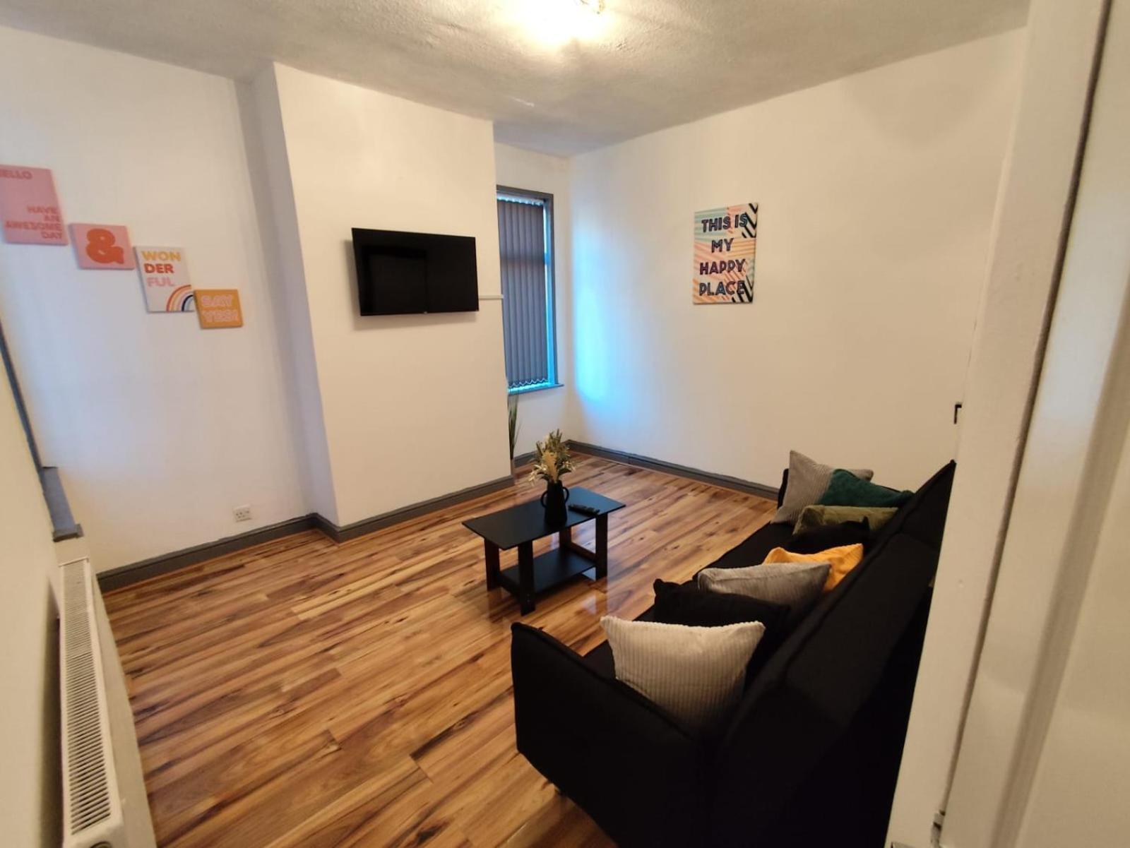 Double-bedroom In The Heart Of Harpurhey Perfect For Short * Manchester
